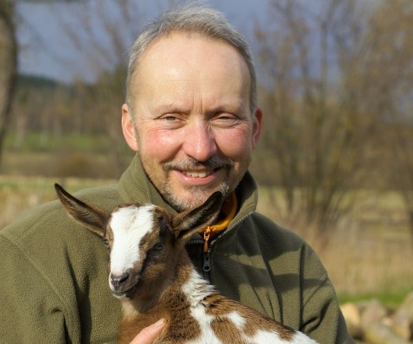 Gabriel Szymczak z koźlęciem w ekologicznym gospodarstwie serowarskim SerowarPro